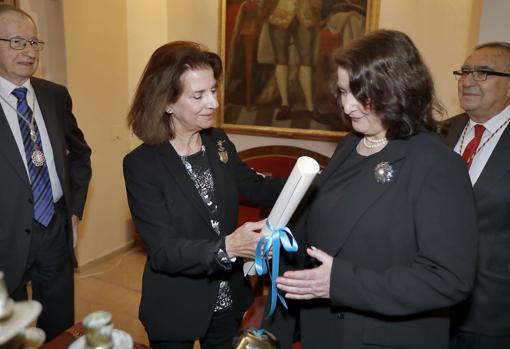 Isabel de León entrega el título a la nueva académica