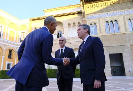 Barack Obama saluda al alcalde de la ciudad, Juan Espadas