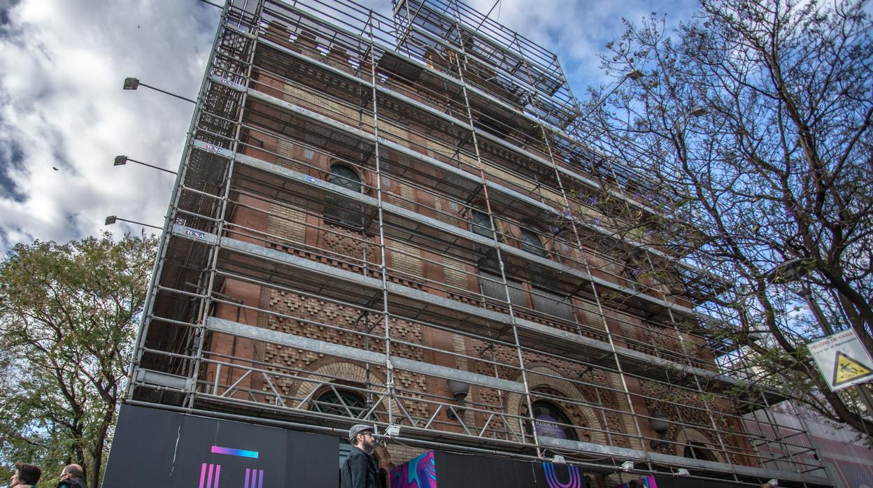 La fachada de Plaza de Armas volvío a ver la luz tras años bajo una lona