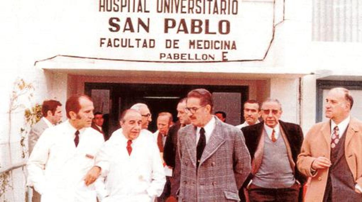 Visita del gobernador civil en 1971 al Hospital de San Pablo de Sevilla