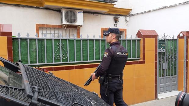 La Policía registra varias viviendas en Sevilla y no descarta más implicados en la operación antiterrorista