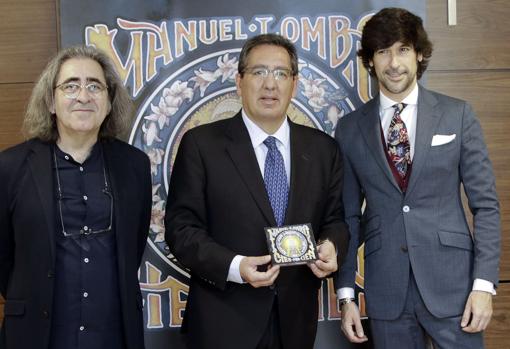 Manuel Lombo, Antonio Pulido y José Miguel Évora durante la presentación en la Fundación Cajasol