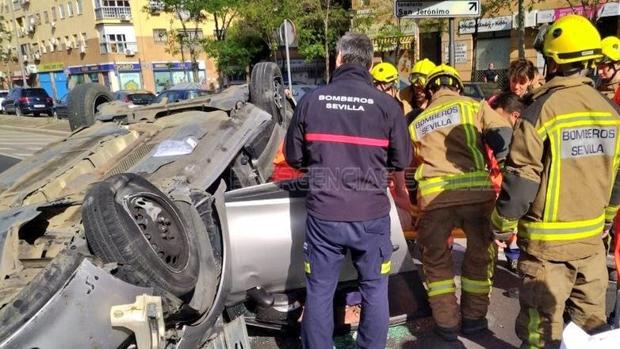 Rescatan del interior de un coche a un hombre que había quedado atrapado tras un accidente en Sevilla