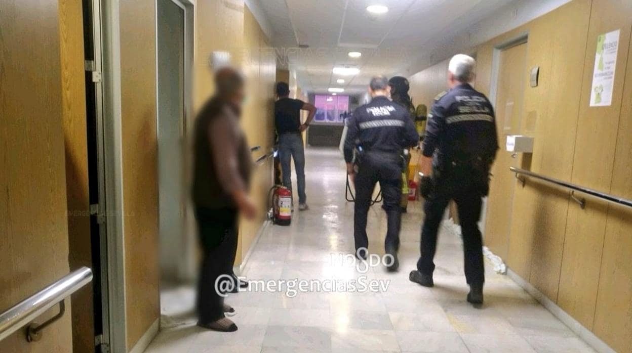 Bomberos y policías actúan en la octava planta del Hospital Virgen Macarena
