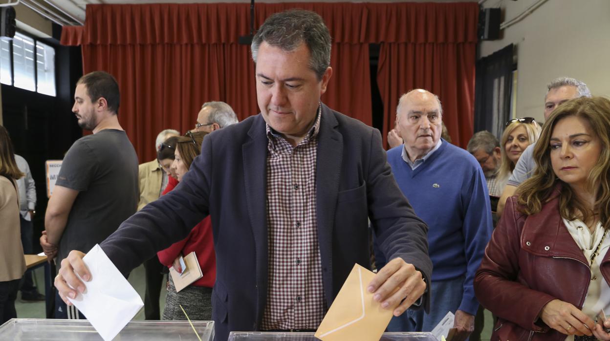 El alcalde de Sevilla, Juan Espadas, votando ayer en su colegio electoral