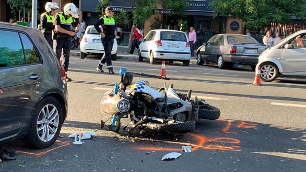 Herido un motorista de la Policía Local de Sevilla al colisionar con un coche en Eduardo Dato