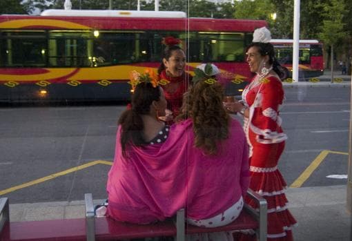 Mujeres esperando el autobús especial Feria