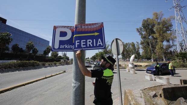 La Policía clausura 3.000 plazas clandestinas de aparcamiento en el entorno de la Feria