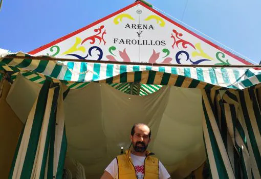 Antonio Barrios lleva más de 25 años trabajando de camarero en la Feria de Abril