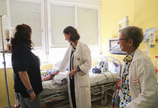 Las doctoras, a pie de cama visitando a una paciente