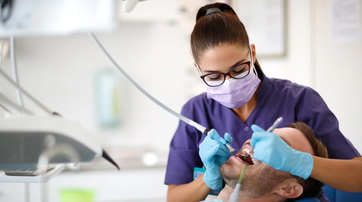 Condenan a un protésico dental que anunciaba su laboratorio como «consulta» en Sevilla