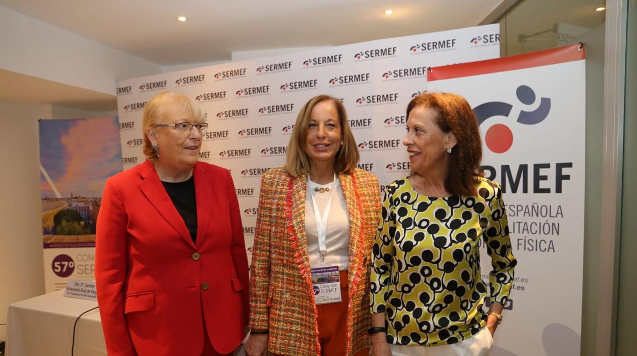 De izquierda a derecha las doctoras Carmen Echevarría, Roser Garreta y Juana María Barrera, presidenta del comité científico del congreso