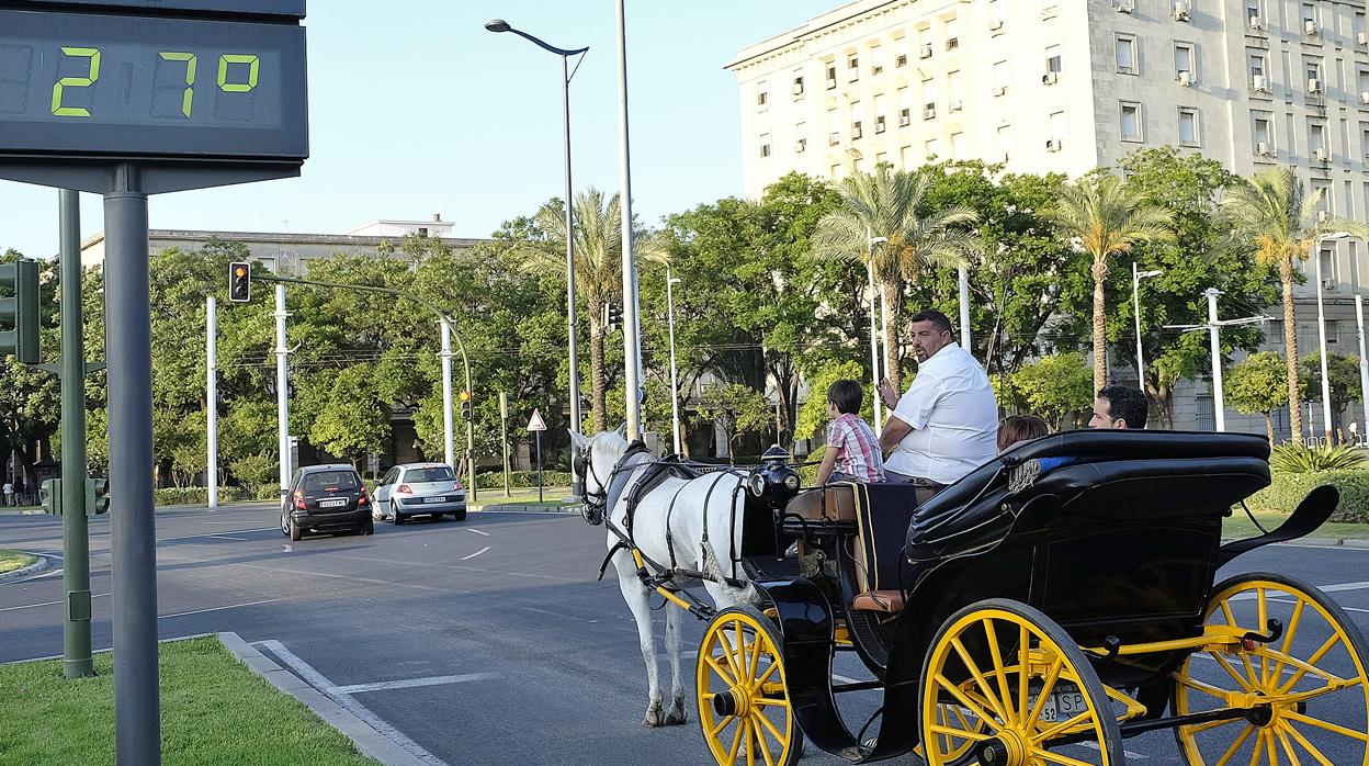 Un termómetro marca 27 grados en el Prado de San Sebastián