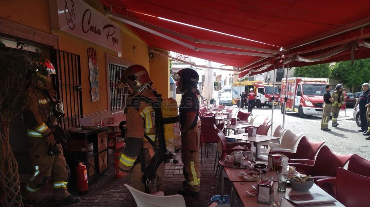 Bomberos actúan en el incendio registrado en el bar Casa Pepe del Tiro de Línea