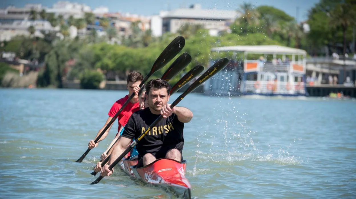 El candidato Beltrán Pérez remando en el río Guadalquivir