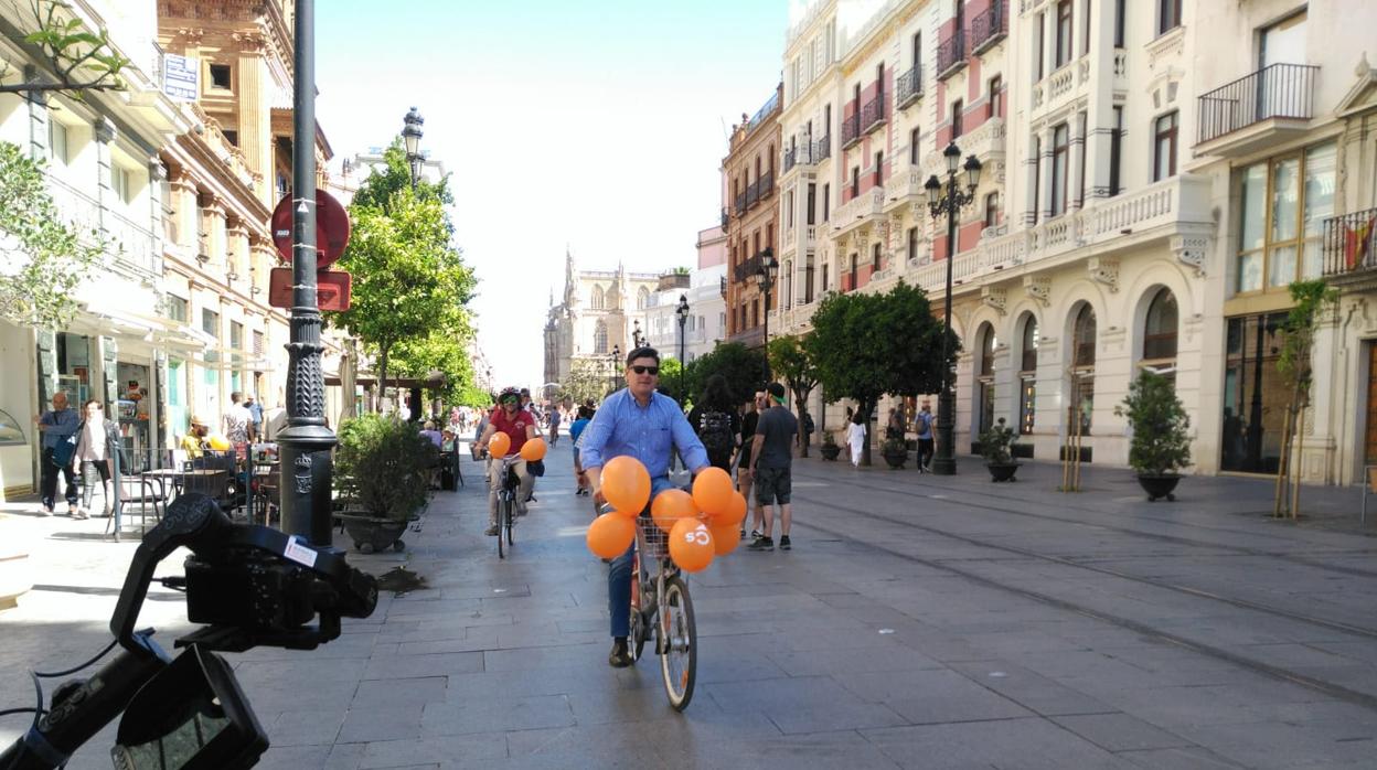 El candidato Álvaro Pimentel (Ciudadanos), durante un paseo en bici por la Avenida de la Constitución