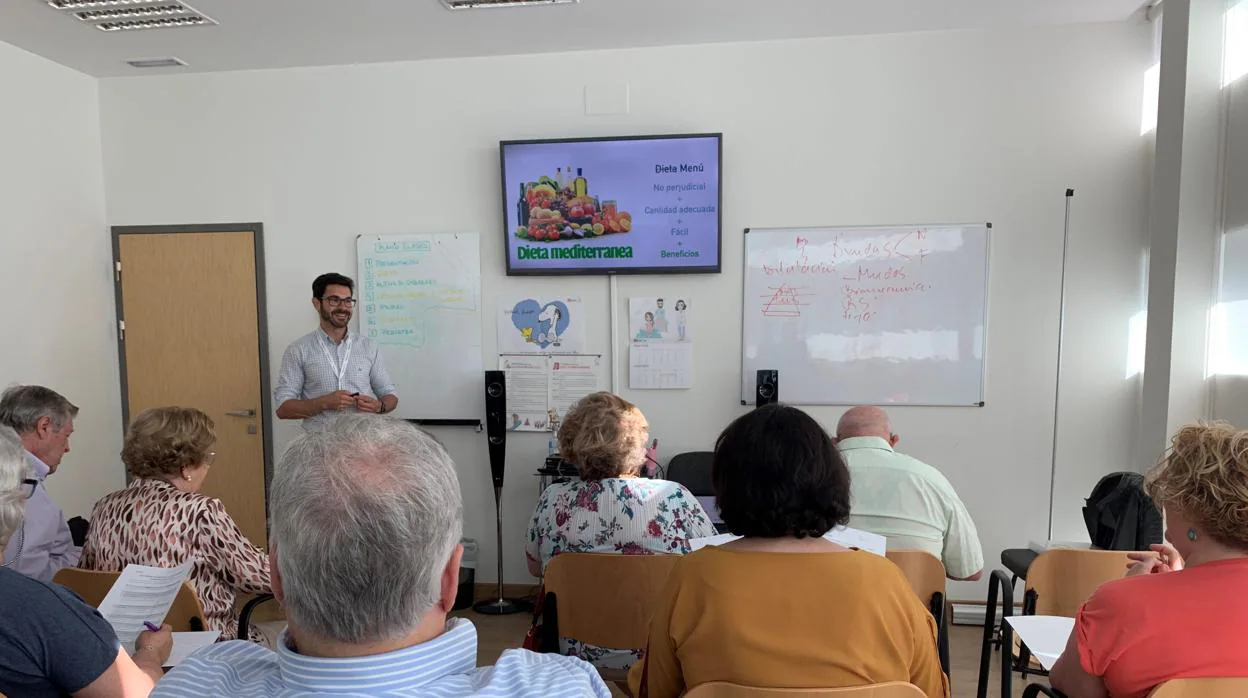 En la imagen el doctor Alberto Aliaga explicando a los pacientes el contenido del programa.