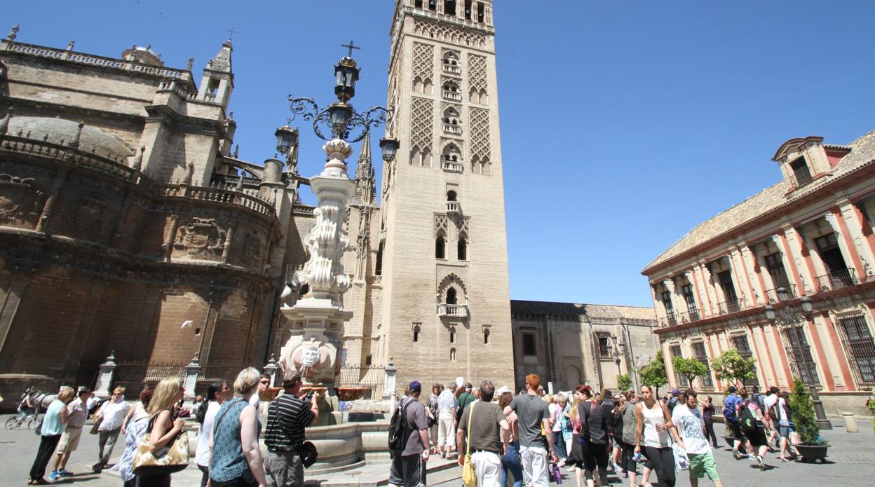 Turistas en el entorno de la Catedral de Sevilla