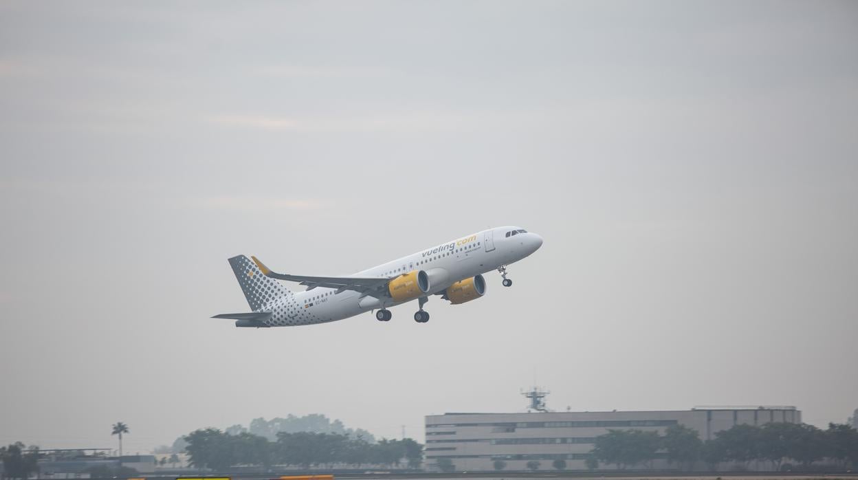 Un avión despega en el aeropuerto de Sevilla