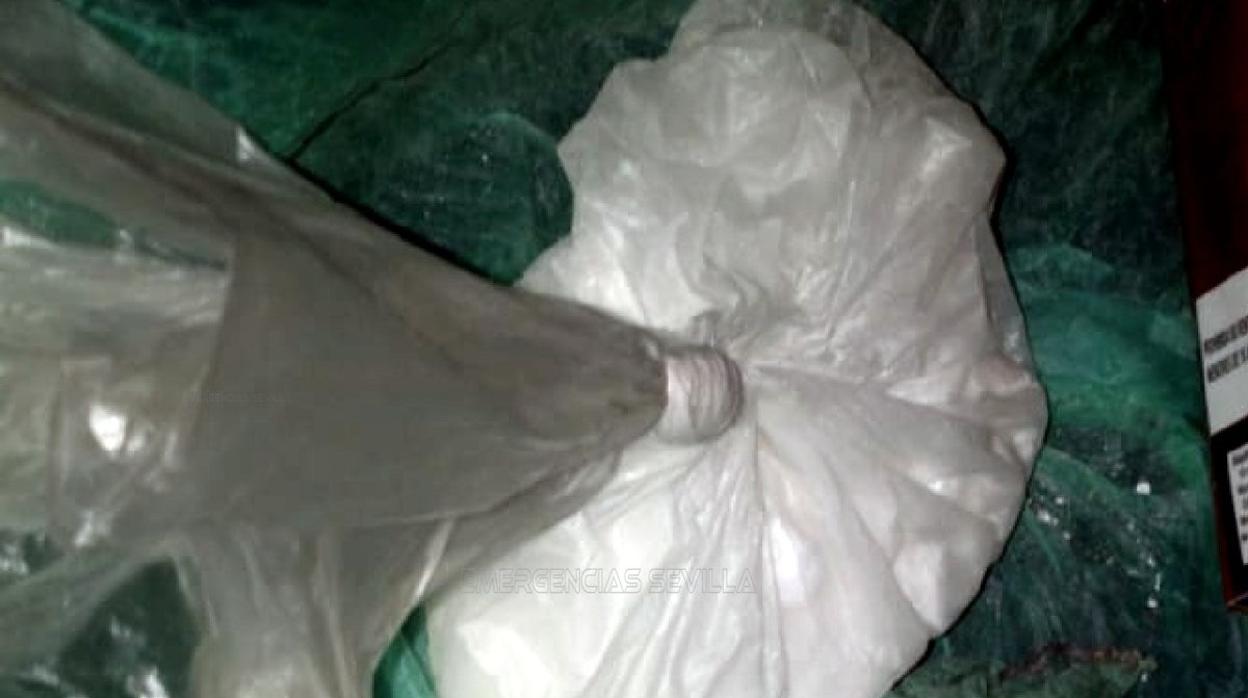 El detenido llevaba dos bolsas con cerca de 100 gramos de cocaína y heroína