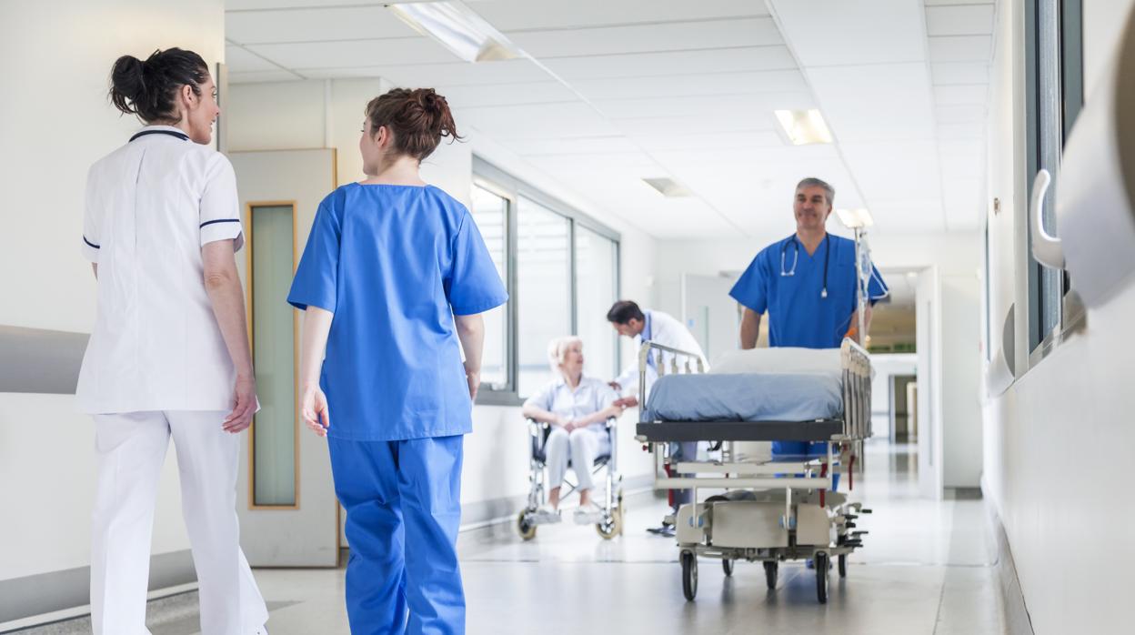 La atención y los cuidados de la Enfermería son esenciales en hospitales, centros de salud y domicilios