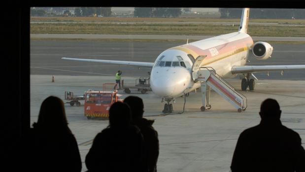 El aeropuerto de Sevilla inicia el reasfaltado de la pista de vuelo