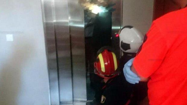 Rescatado tras caer dos plantas en un ascensor de un edificio de Sevilla