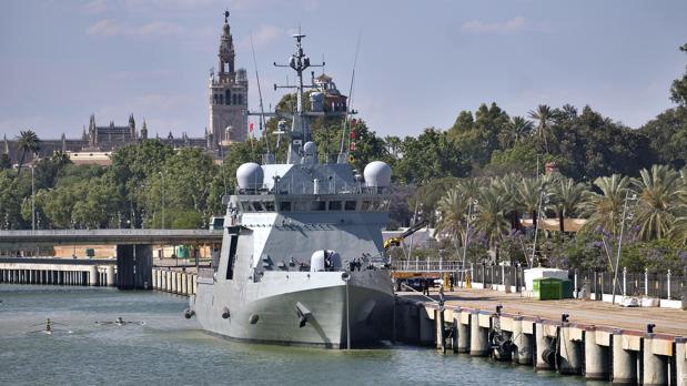 Llega el primer buque de la Armada a Sevilla para la gran parada naval prevista este fin de semana