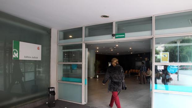 Una mujer pide dos años de cárcel para su exmarido por abrir una carta de su hijo