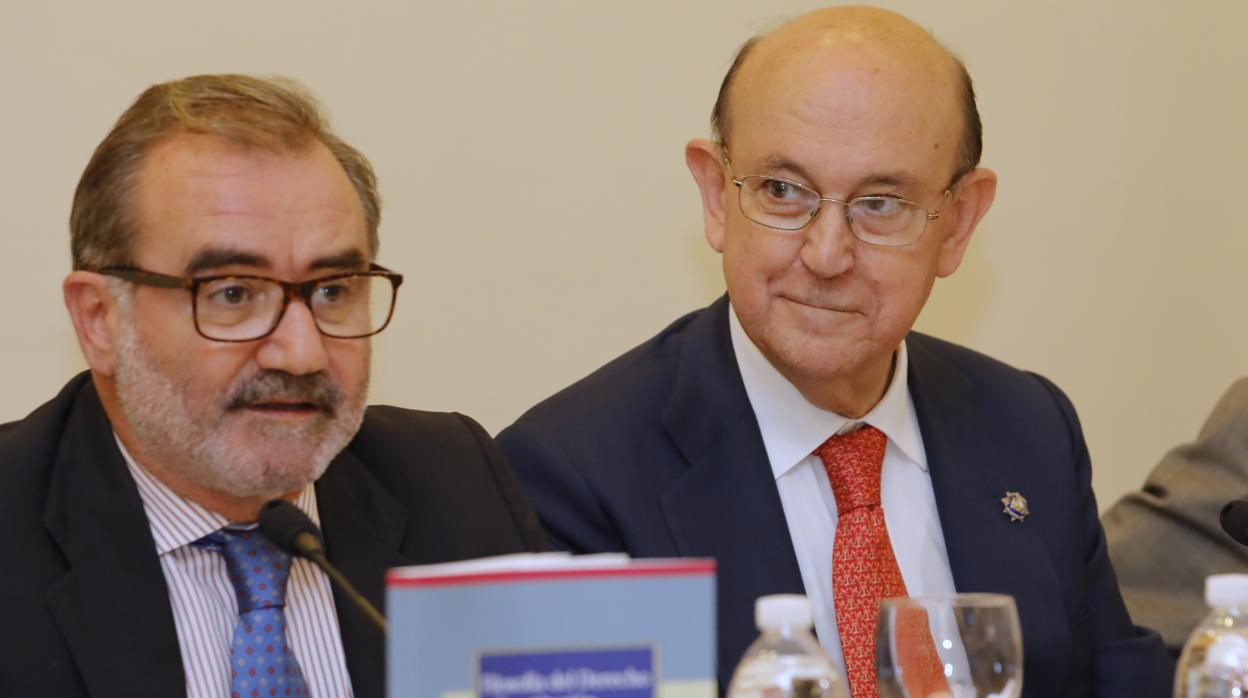 Óscar Cisneros y Andrés Ollero, este martes en el Colegio de Abogados de Sevilla