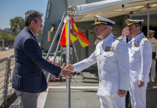 El jefe de estado mayor de la Armada saluda al alcalde a bordo del «Audaz»