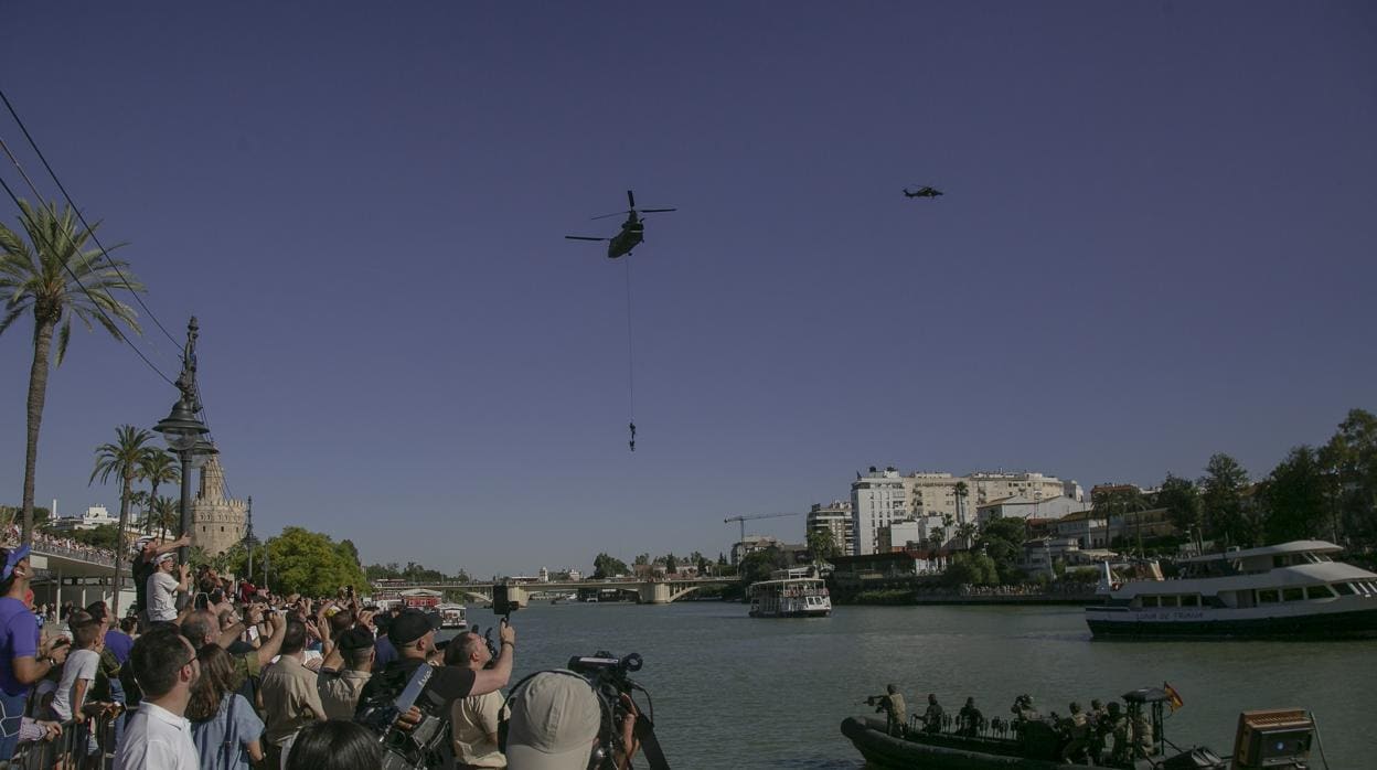 Las dos orillas del río, llenas de público durante la demostración táctica en el río Guadalquivir