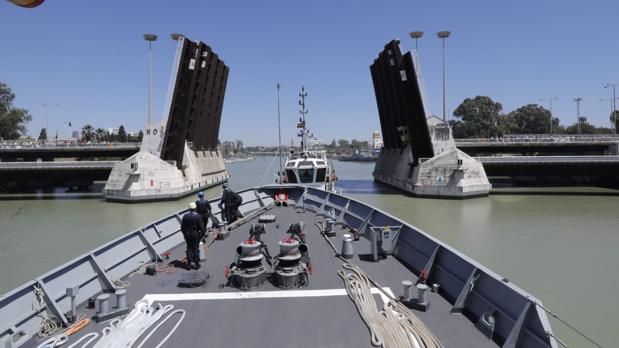 La Armada inaugura la exhibición de sus naves en el muelle de las Delicias