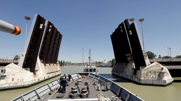 El Puente de las Delicias de Sevilla se abre hoy tres veces para que salgan los buques
