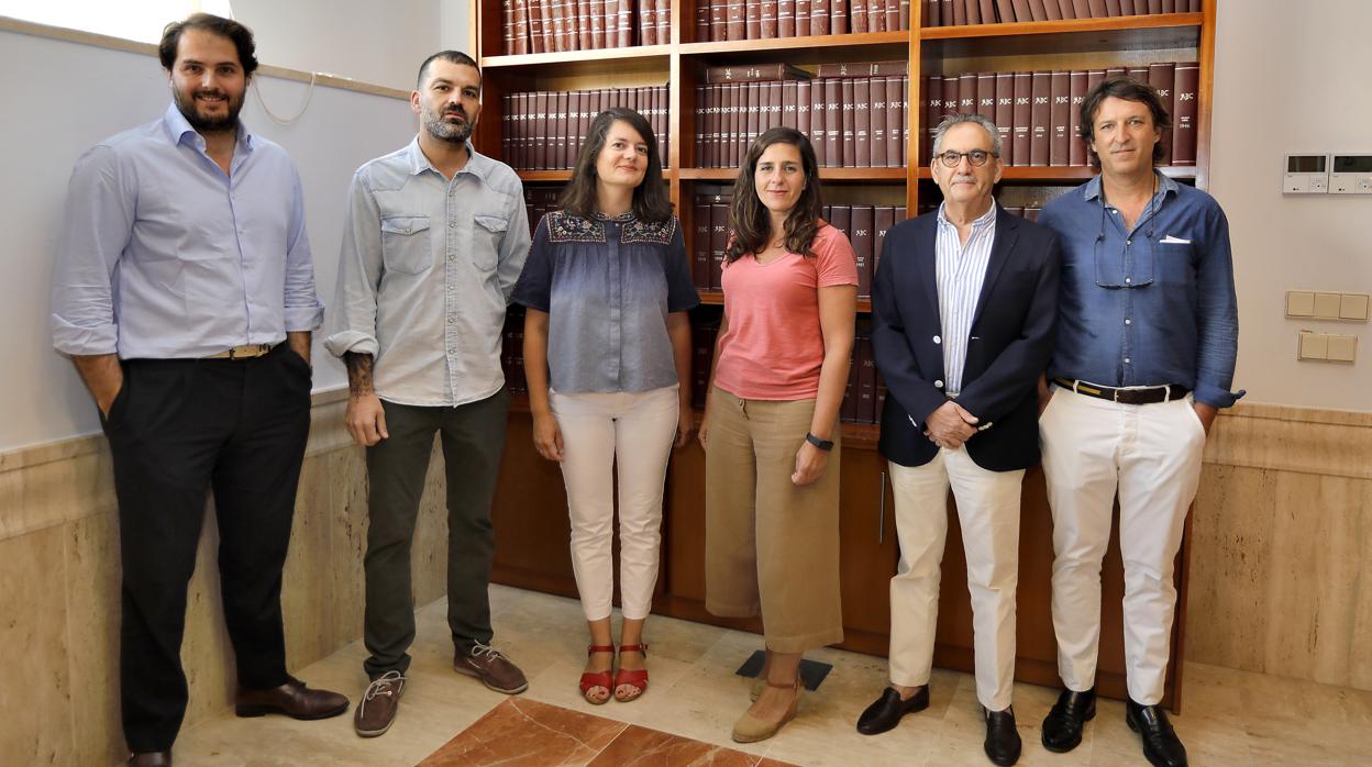 Los miembros del jurado: Pablo Camacho (Tragus), Juan Gómez (La Azotea), Isabel Aguilar (GURMÉ), Hiniesta Toro (De la Tierra),Antonio Castro (Casa Román) y Francisco Ybarra (Escuela de Hostelería Fundación Cruzcampo)