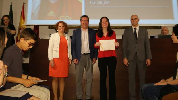 El Ayuntamiento de Sevilla premia la trayectoria de 57 alumnos de ESO