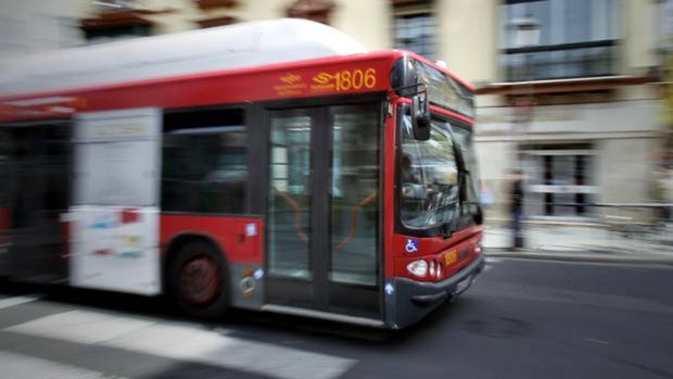 Un conductor de Tussam traslada en autobús a una usuaria a un centro de salud por falta de ambulancias