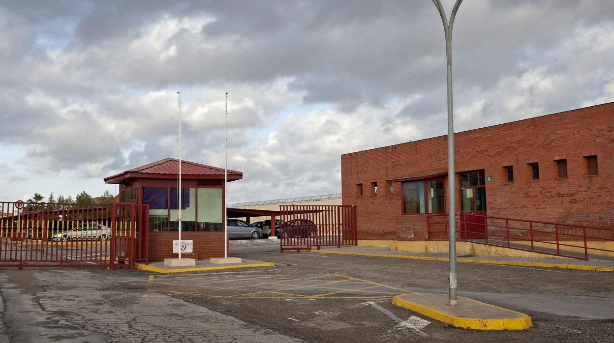 Acceso de entrada a la cárcel Sevilla 1