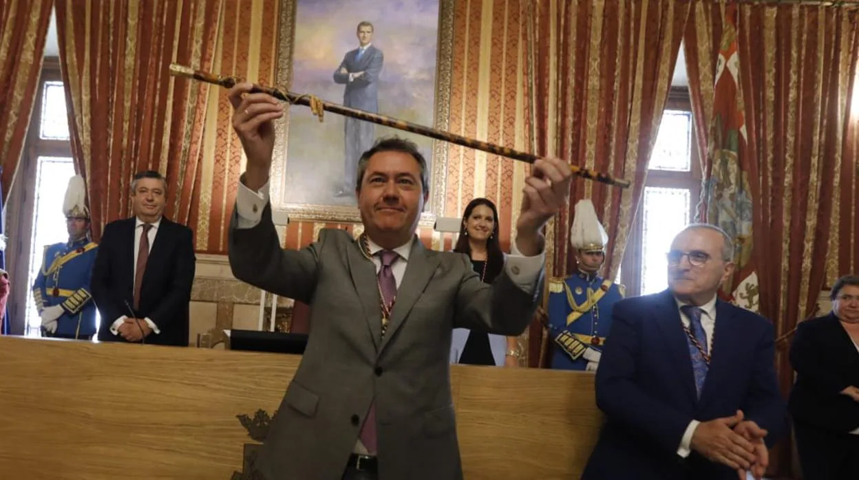 El alcalde Juan Espadas levanta el bastón de mando tras la sesión de investidura