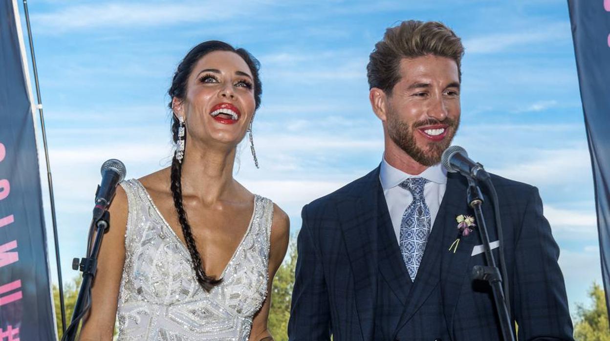 Sergio Ramos y Pilar Rubio atienden a los medios de comunicación durante su boda