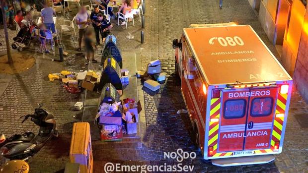 Un niño, rescatado ileso tras caer a un contenedor soterrado de la plaza del Pumarejo en Sevilla