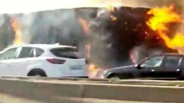 Un espectacular incendio en un camión de paja provoca retenciones en la SE-30