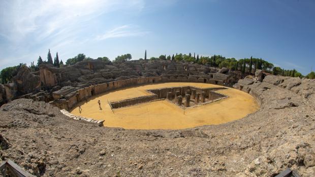 Una cuenta de la Junta de Andalucía confunde el Coliseo de Roma con Itálica