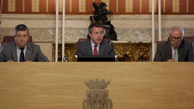 El Ayuntamiento de Sevilla aprueba la subida de sueldos de alcalde y concejales el 38%