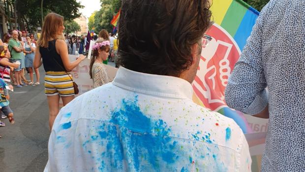 Arrojan pintura a los líderes de Ciudadanos en la cabalgata del orgullo gay