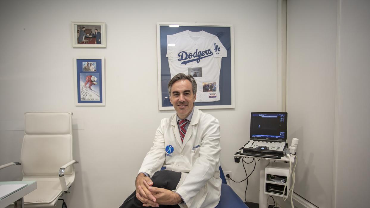 Emilio López Vidriero, delante de la camiseta de los Dodgers, equipo de béisbol de los Ángeles con el que trabajó