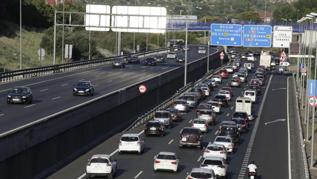 Dos accidentes provocan retenciones en las salidas hacia Sevilla en la vuelta de las playas