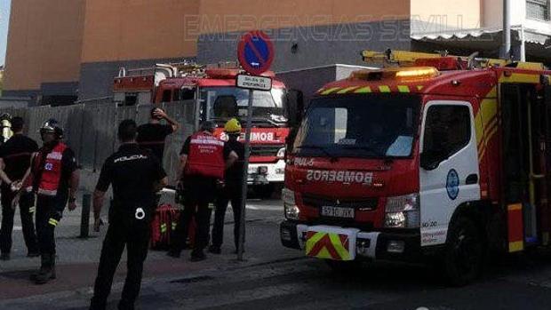 Herido con quemaduras en las manos un hombre tras el incendio de su vivienda en Sevilla