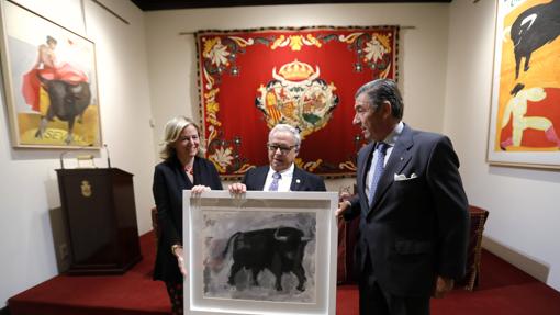 Catalina Luca de Tena, Gonzalo Santonja y Santiago de León y Domecq con el Premio Tauirno Manuel Ramírez