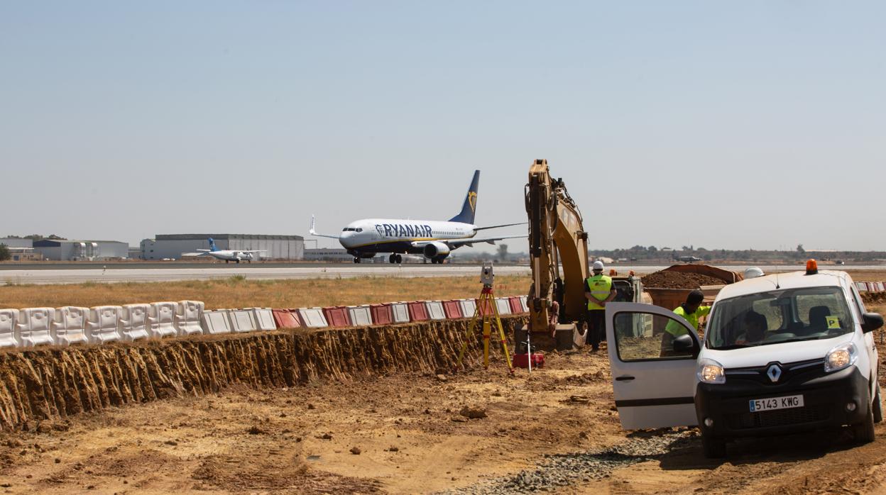 Un avión junto a la zona de obras